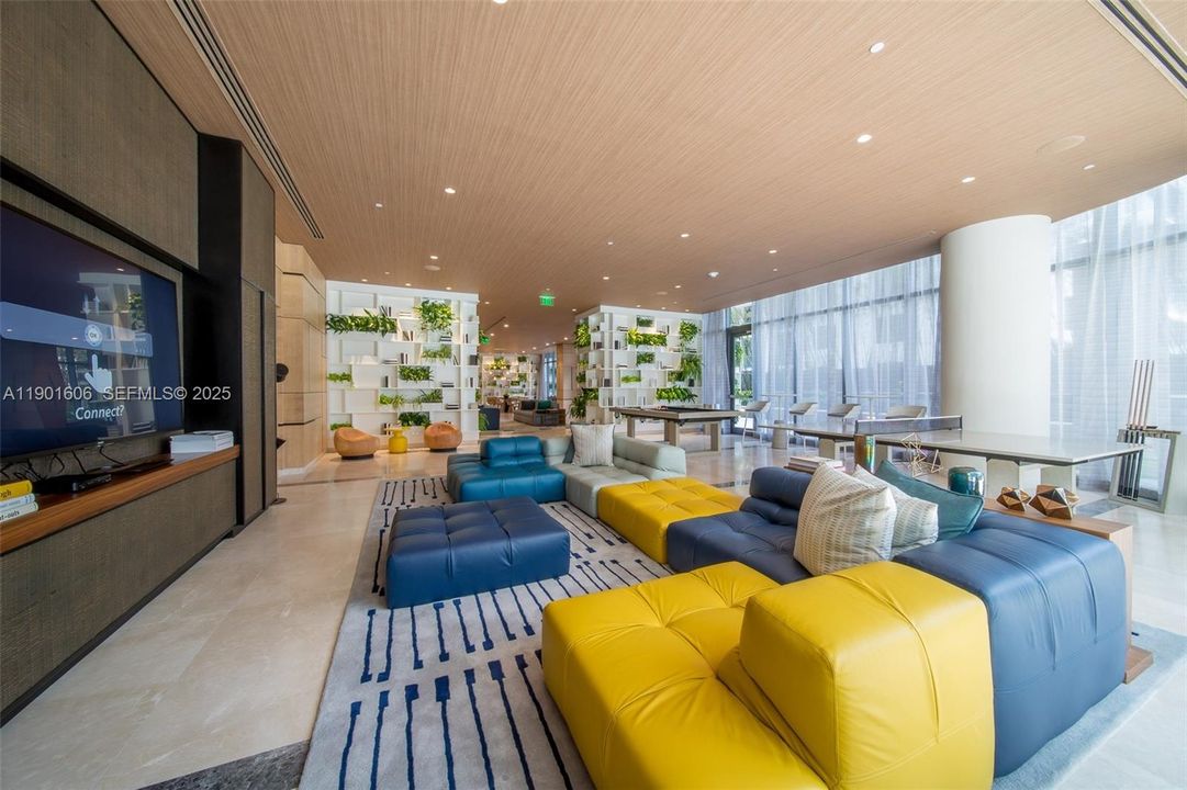 For Sale: $795,000 (2 beds, 2 baths, 924 Square Feet)