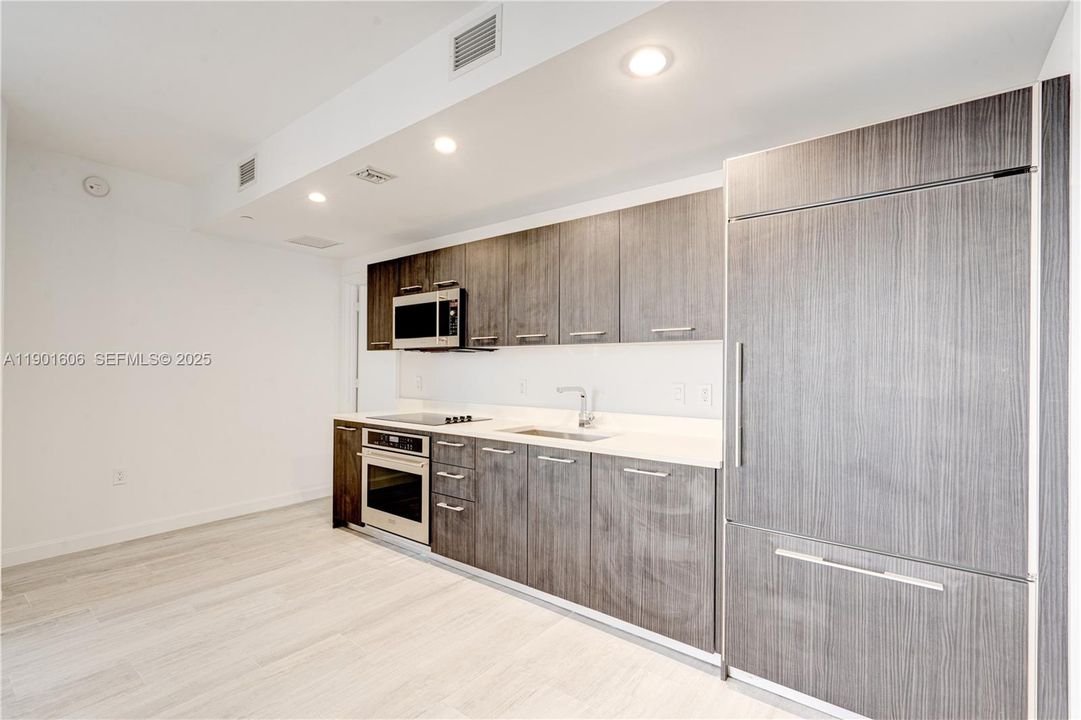 For Sale: $795,000 (2 beds, 2 baths, 924 Square Feet)