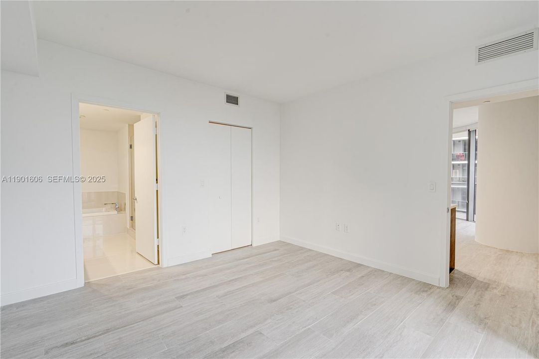 For Sale: $795,000 (2 beds, 2 baths, 924 Square Feet)