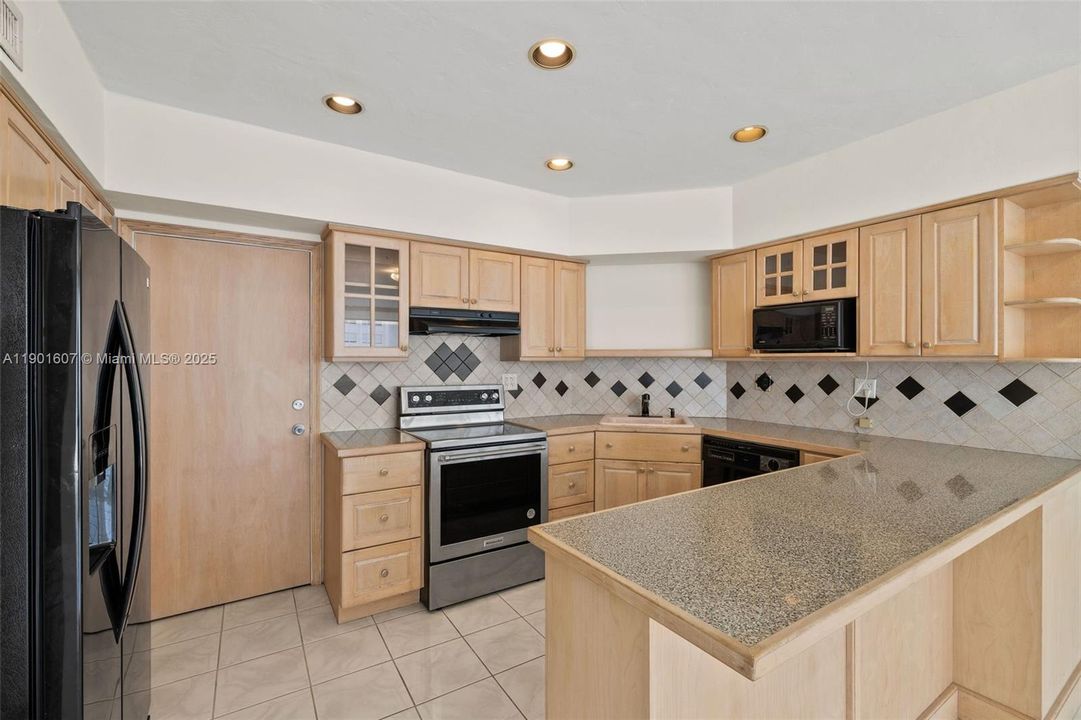 Recently Rented: $2,300 (1 beds, 1 baths, 787 Square Feet)