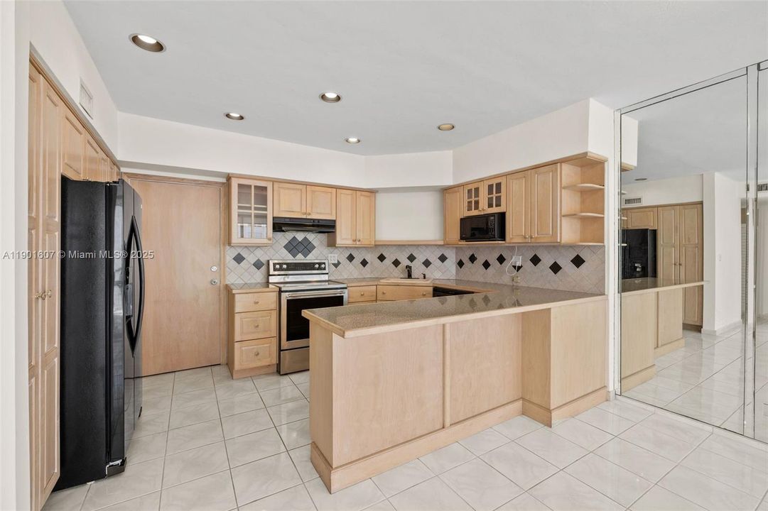 Recently Rented: $2,300 (1 beds, 1 baths, 787 Square Feet)