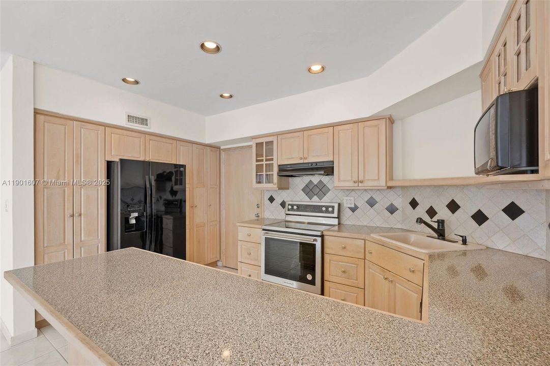 Recently Rented: $2,300 (1 beds, 1 baths, 787 Square Feet)