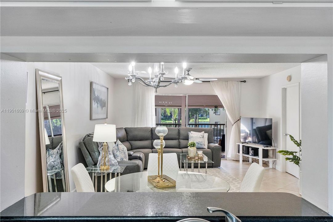 На продажу: $310,000 (2 спален, 2 ванн, 1207 Квадратных фут)