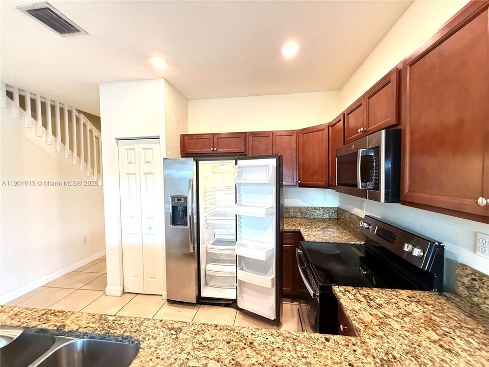 Recently Rented: $2,400 (3 beds, 2 baths, 1524 Square Feet)