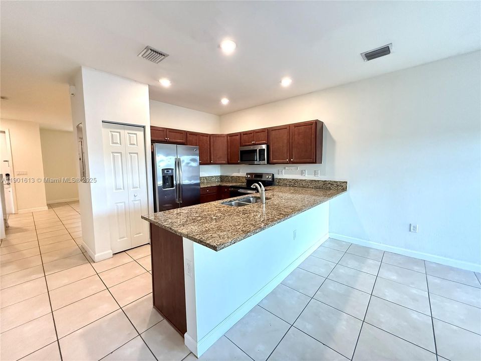 Recently Rented: $2,400 (3 beds, 2 baths, 1524 Square Feet)