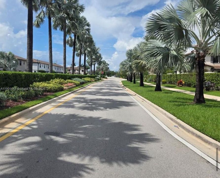 Recently Rented: $2,400 (3 beds, 2 baths, 1524 Square Feet)