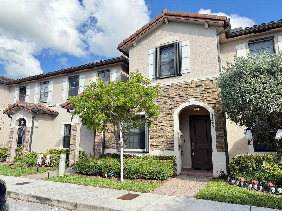 Recently Rented: $2,400 (3 beds, 2 baths, 1524 Square Feet)