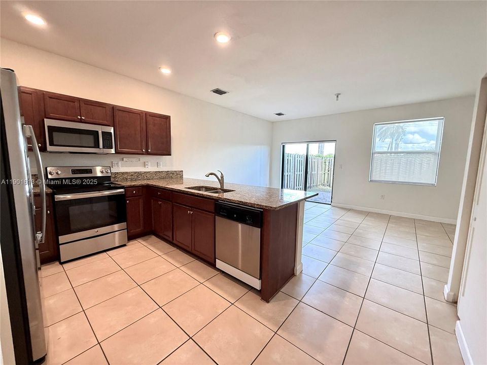 Recently Rented: $2,400 (3 beds, 2 baths, 1524 Square Feet)