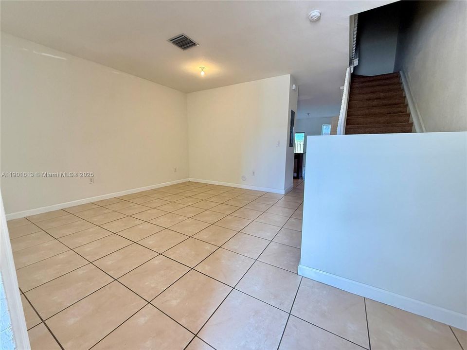 Recently Rented: $2,400 (3 beds, 2 baths, 1524 Square Feet)