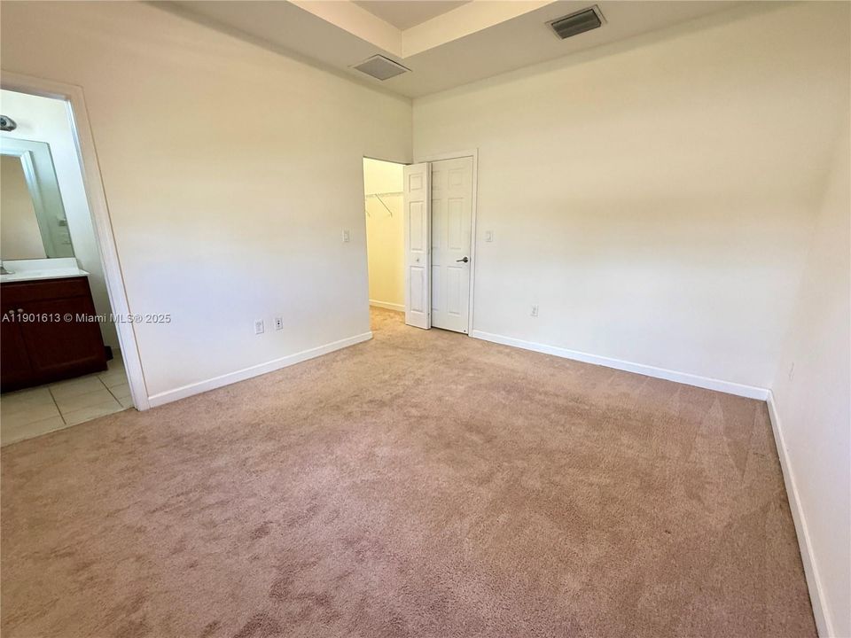 Recently Rented: $2,400 (3 beds, 2 baths, 1524 Square Feet)