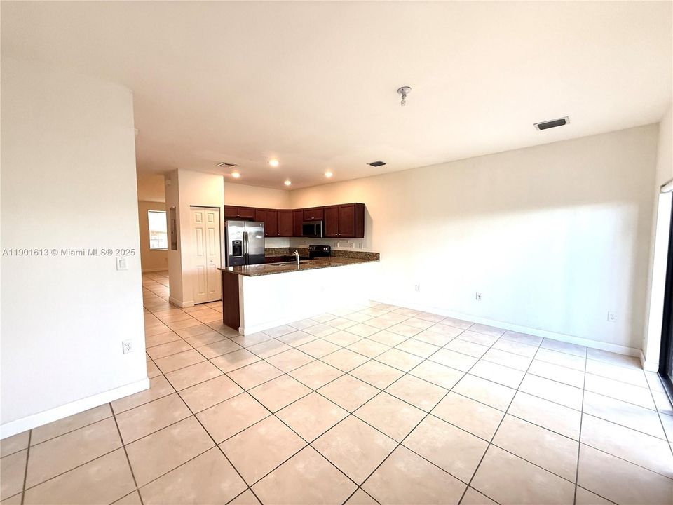 Recently Rented: $2,400 (3 beds, 2 baths, 1524 Square Feet)
