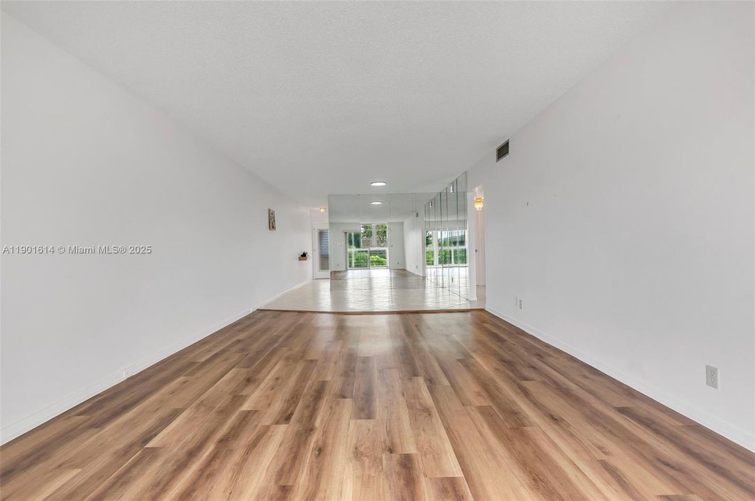 合同活跃: $1,600 (2 贝兹, 2 浴室, 1156 平方英尺)