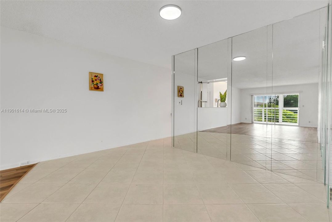 合同活跃: $1,600 (2 贝兹, 2 浴室, 1156 平方英尺)