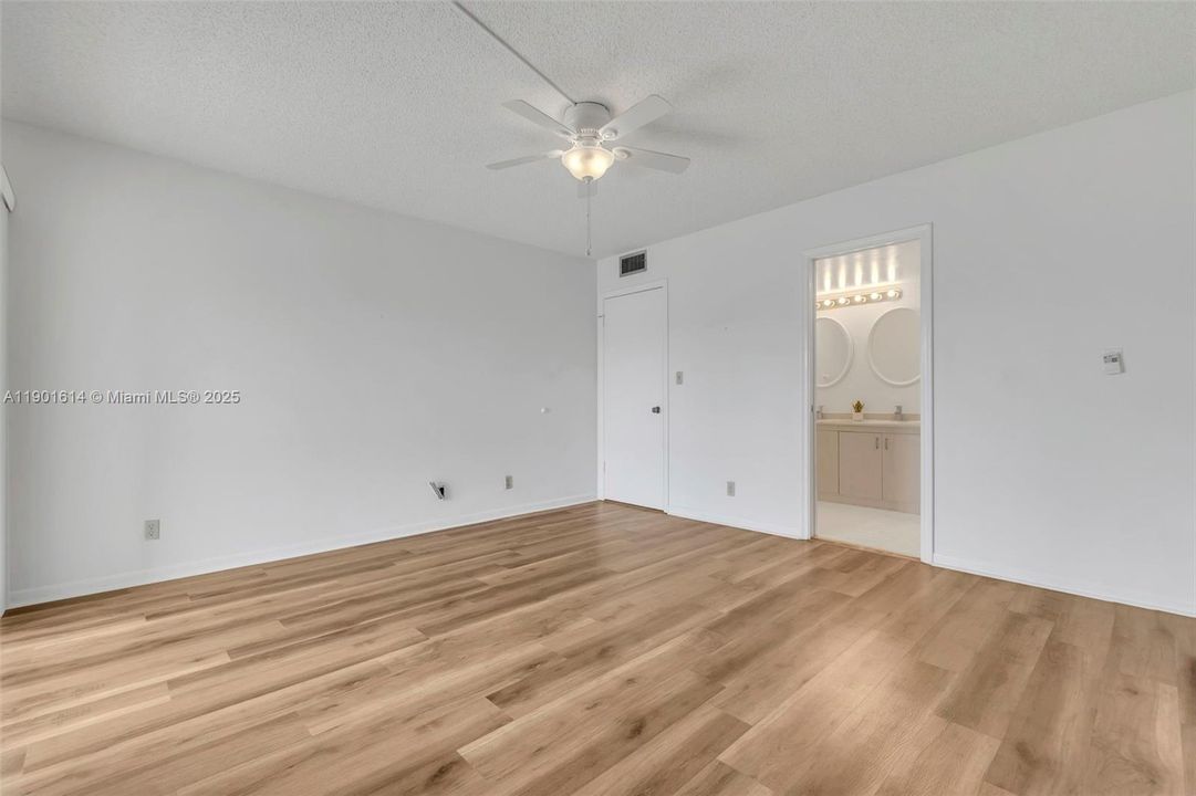 合同活跃: $1,600 (2 贝兹, 2 浴室, 1156 平方英尺)