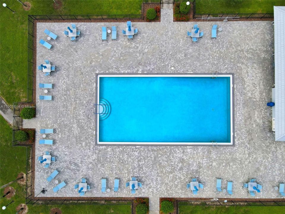 合同活跃: $1,600 (2 贝兹, 2 浴室, 1156 平方英尺)