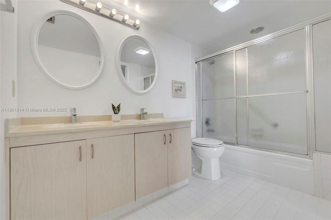 合同活跃: $1,600 (2 贝兹, 2 浴室, 1156 平方英尺)