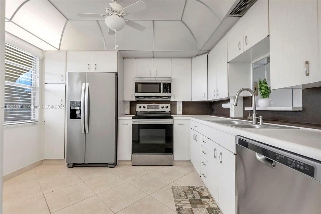 合同活跃: $1,600 (2 贝兹, 2 浴室, 1156 平方英尺)