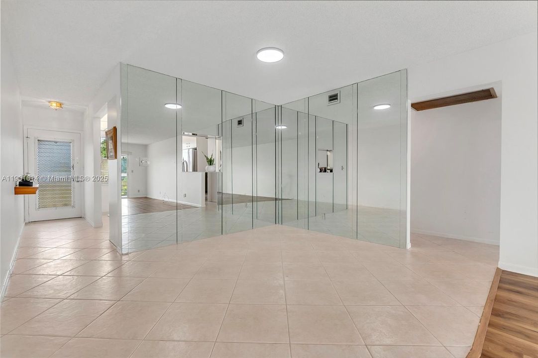 合同活跃: $1,600 (2 贝兹, 2 浴室, 1156 平方英尺)