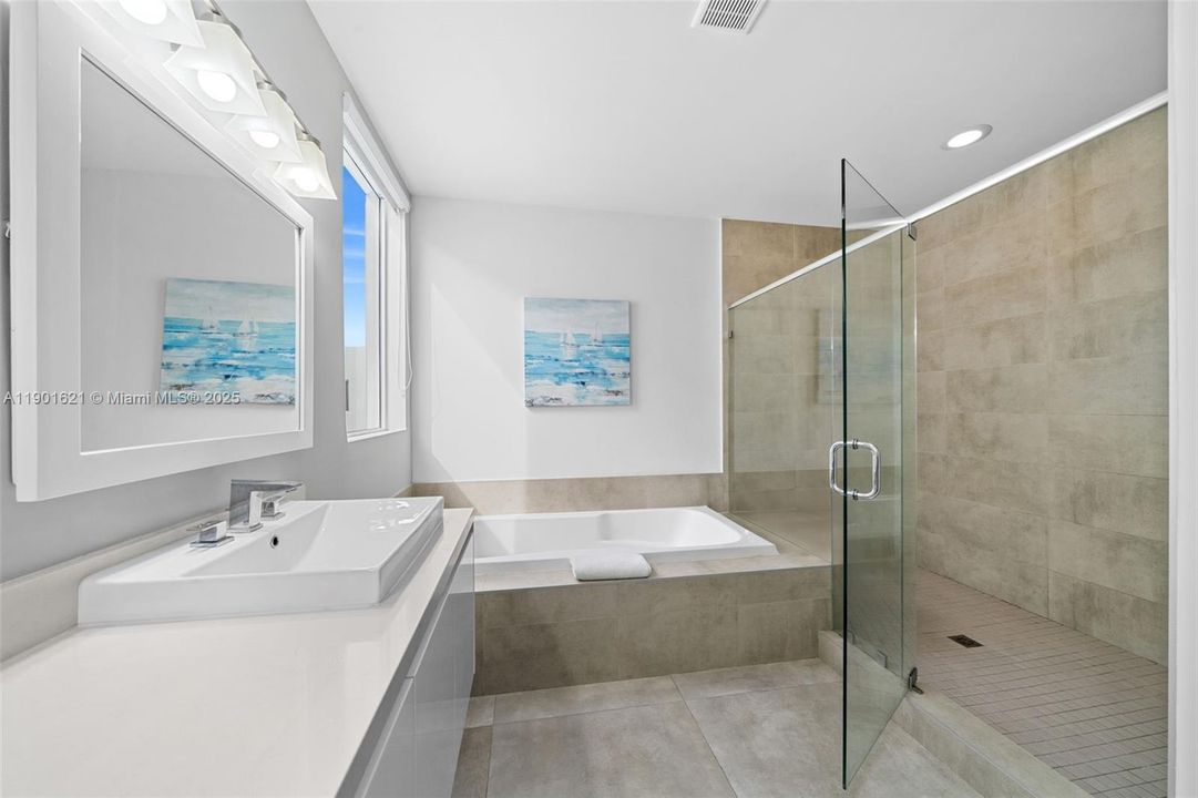 En Venta: $1,400,000 (4 camas, 4 baños, 3030 Pies cuadrados)