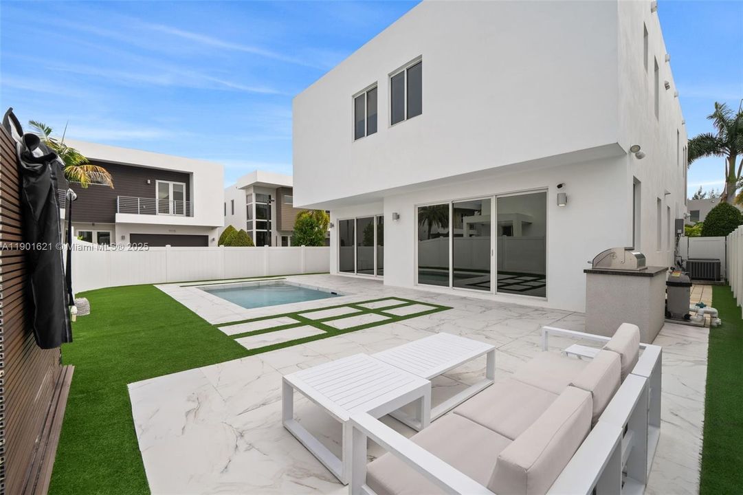 En Venta: $1,400,000 (4 camas, 4 baños, 3030 Pies cuadrados)