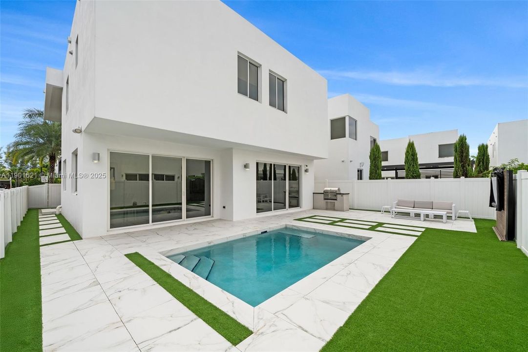 En Venta: $1,400,000 (4 camas, 4 baños, 3030 Pies cuadrados)