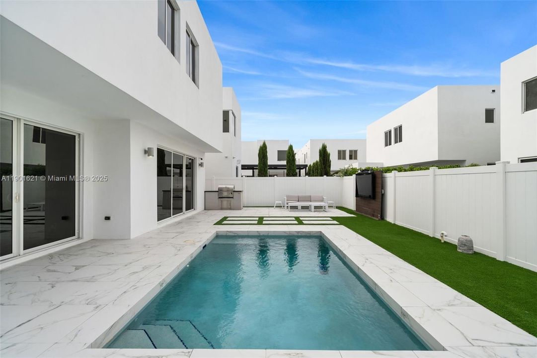 En Venta: $1,400,000 (4 camas, 4 baños, 3030 Pies cuadrados)