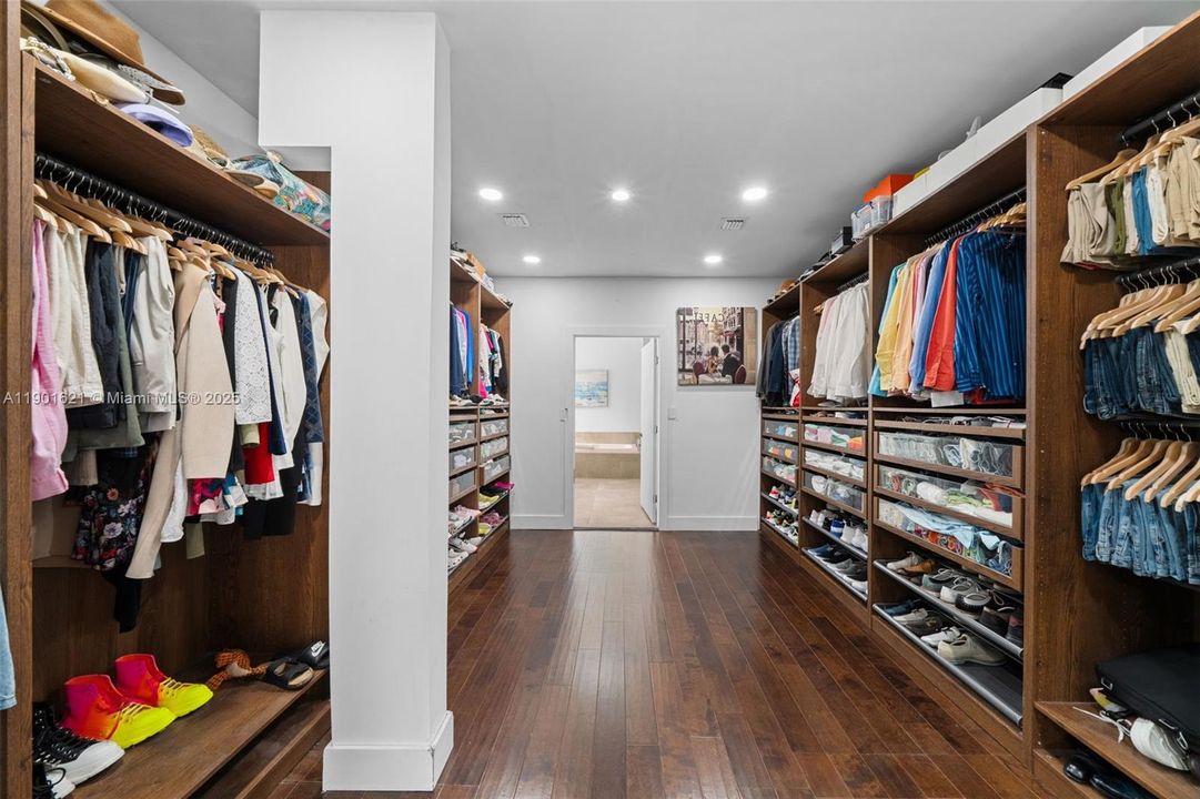 En Venta: $1,400,000 (4 camas, 4 baños, 3030 Pies cuadrados)