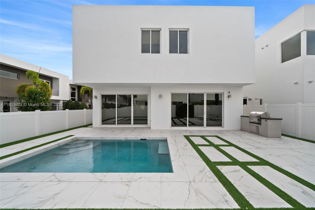 En Venta: $1,400,000 (4 camas, 4 baños, 3030 Pies cuadrados)