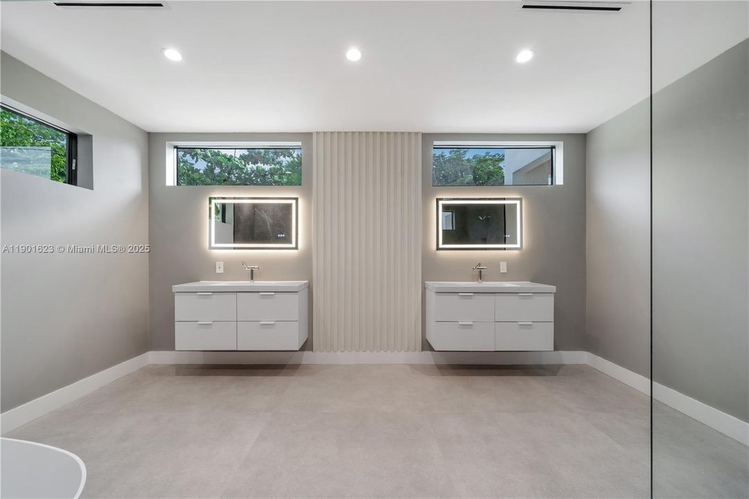 Activo con contrato: $2,500,000 (6 camas, 5 baños, 4203 Pies cuadrados)