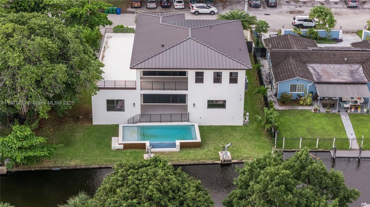 Activo con contrato: $2,500,000 (6 camas, 5 baños, 4203 Pies cuadrados)