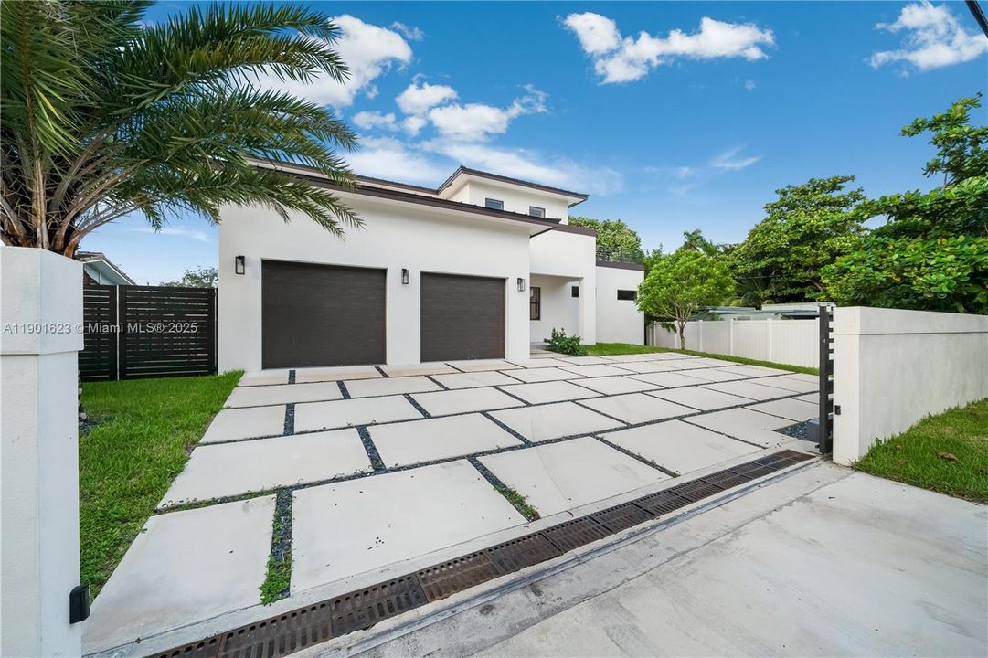 Activo con contrato: $2,500,000 (6 camas, 5 baños, 4203 Pies cuadrados)