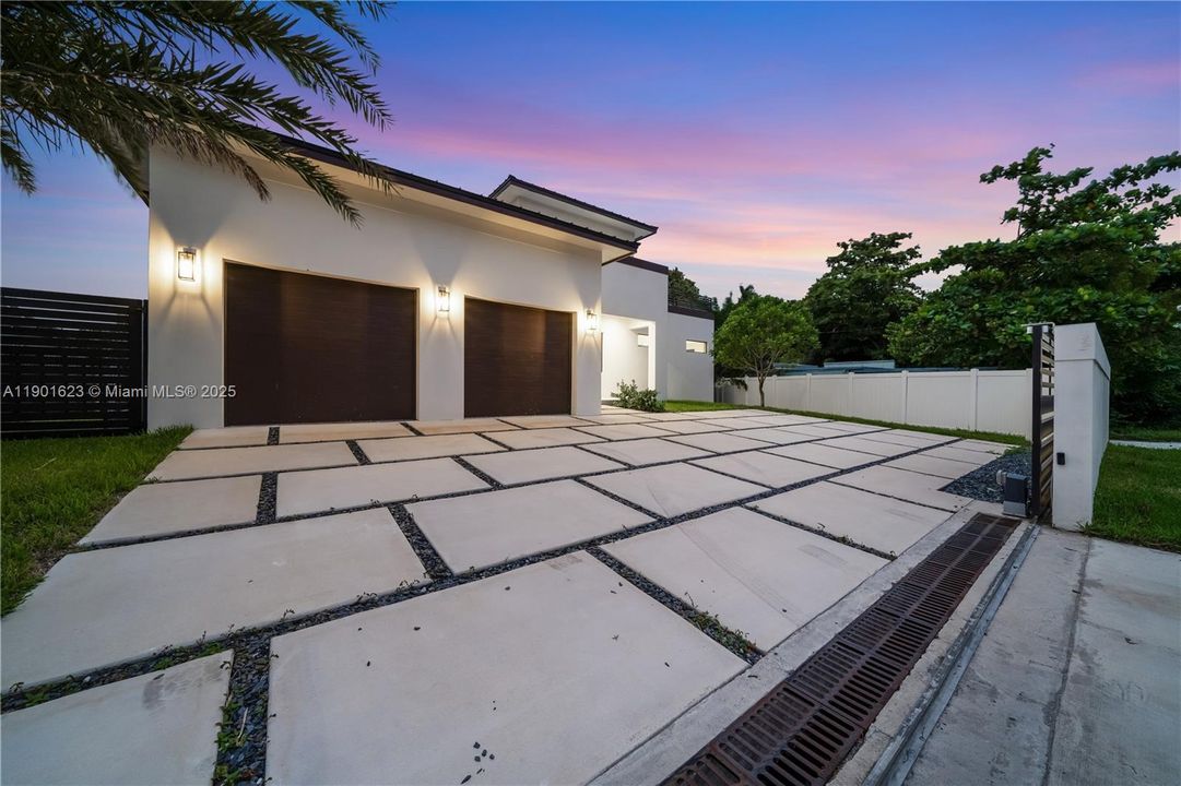 Activo con contrato: $2,500,000 (6 camas, 5 baños, 4203 Pies cuadrados)