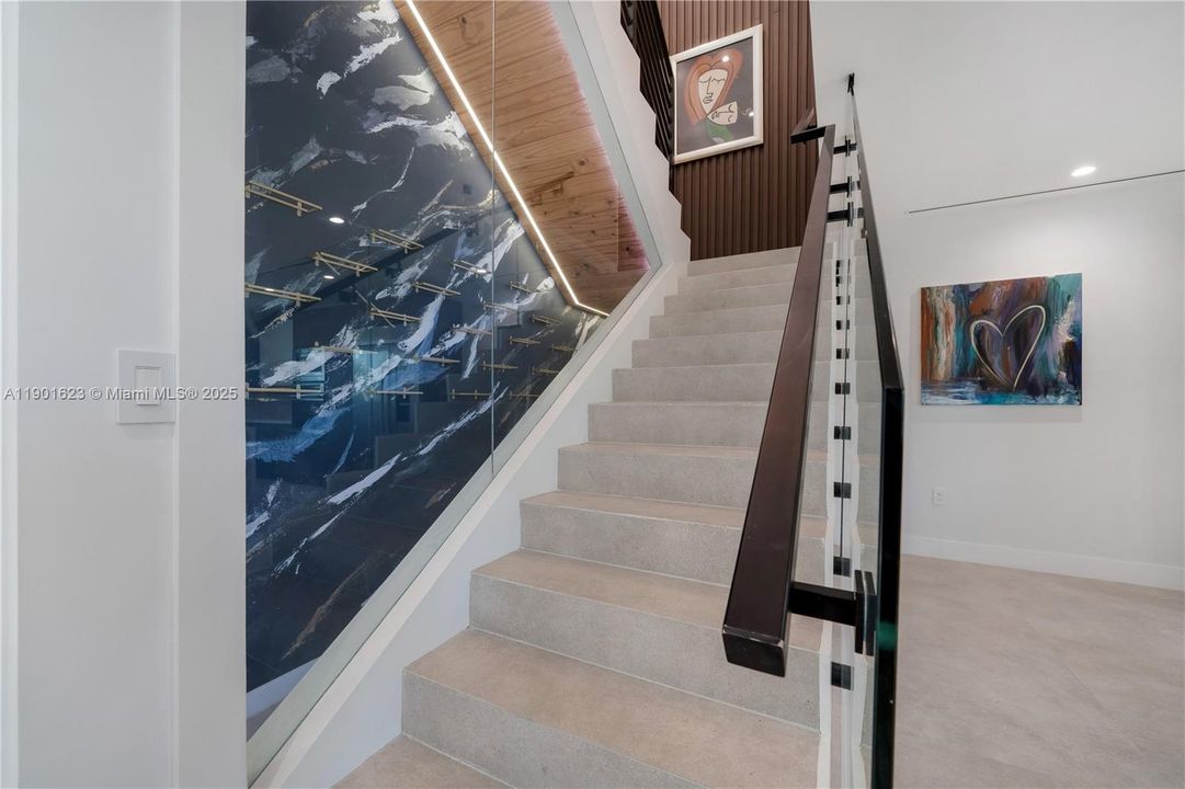 Activo con contrato: $2,500,000 (6 camas, 5 baños, 4203 Pies cuadrados)