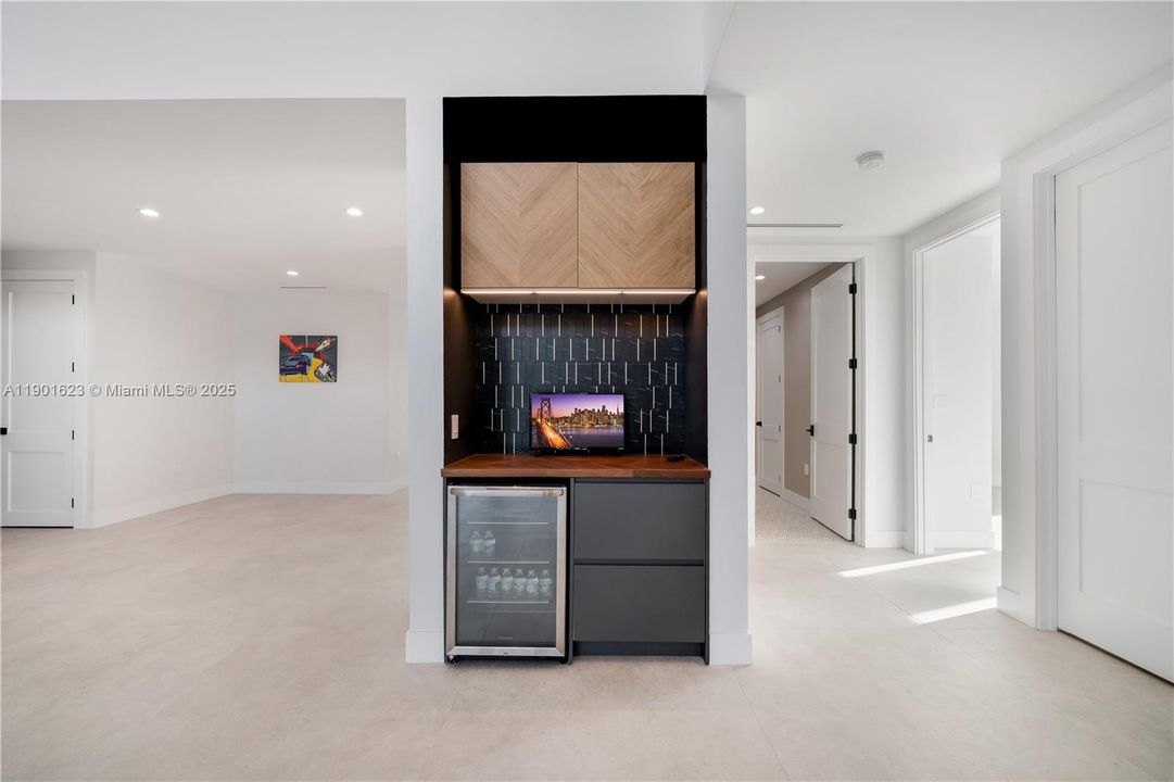 Activo con contrato: $2,500,000 (6 camas, 5 baños, 4203 Pies cuadrados)