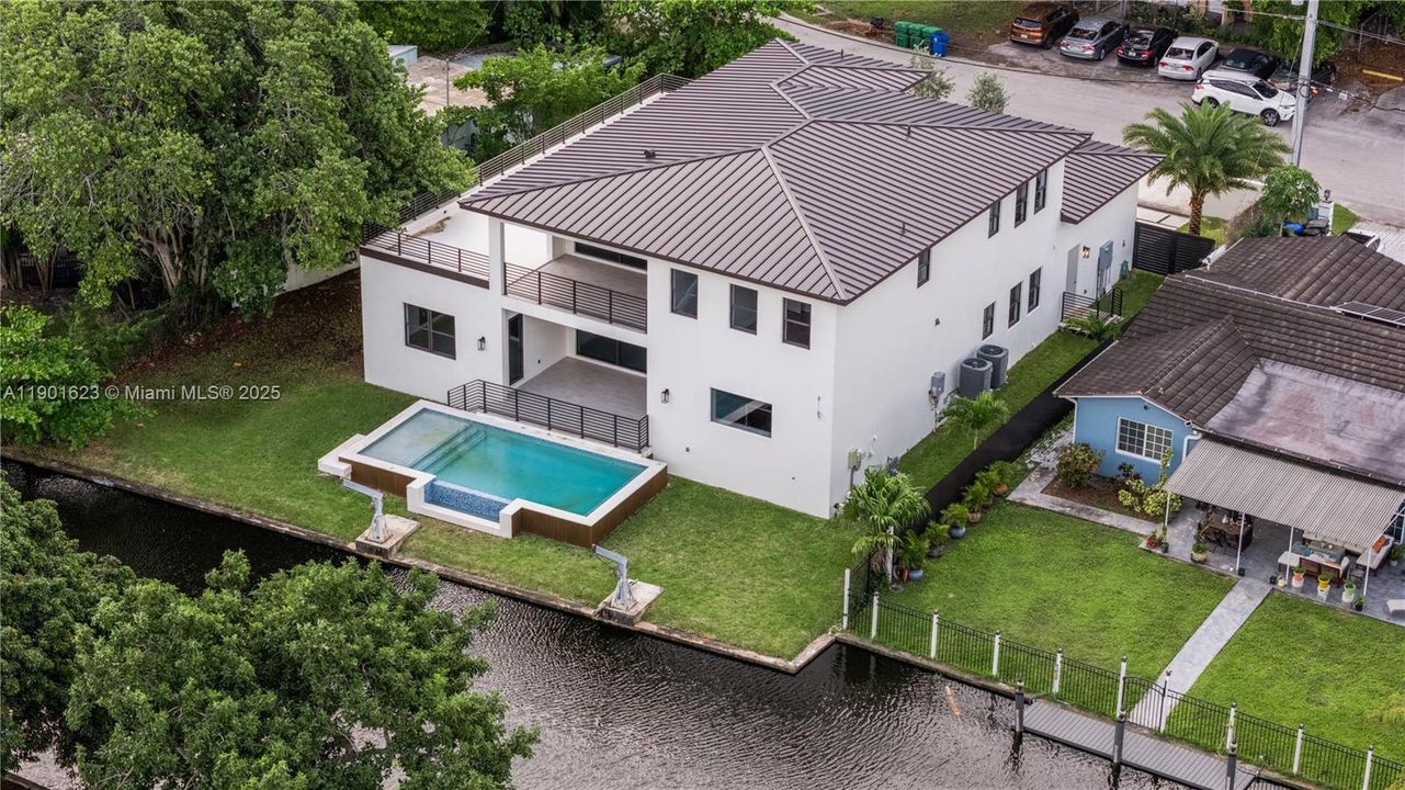 Activo con contrato: $2,500,000 (6 camas, 5 baños, 4203 Pies cuadrados)