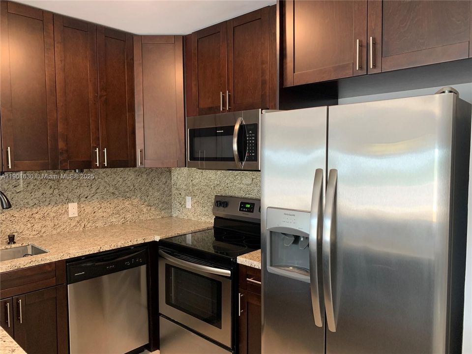 待售: $232,900 (1 贝兹, 1 浴室, 817 平方英尺)