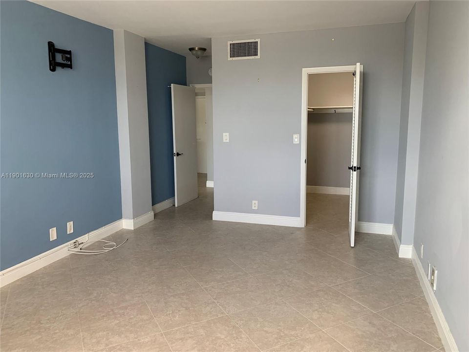 待售: $232,900 (1 贝兹, 1 浴室, 817 平方英尺)