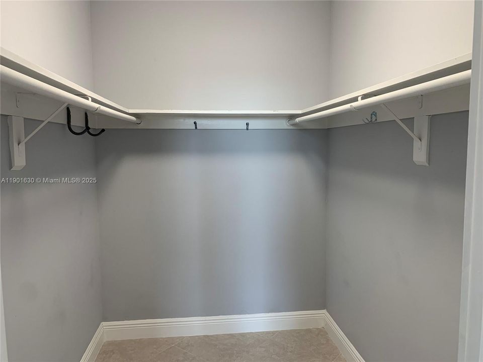 待售: $232,900 (1 贝兹, 1 浴室, 817 平方英尺)