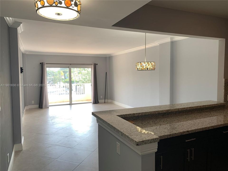 待售: $232,900 (1 贝兹, 1 浴室, 817 平方英尺)