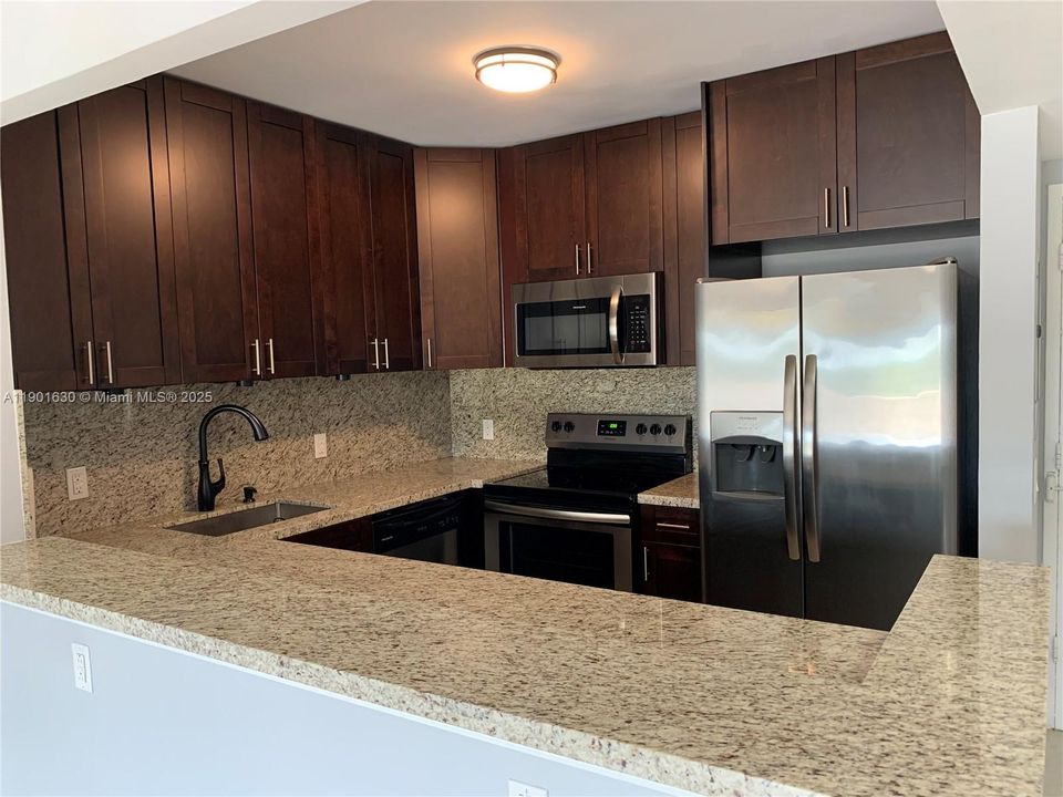 待售: $232,900 (1 贝兹, 1 浴室, 817 平方英尺)