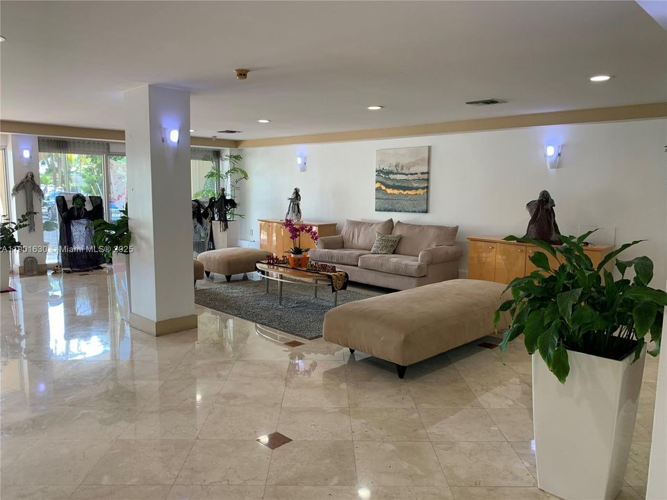 待售: $232,900 (1 贝兹, 1 浴室, 817 平方英尺)