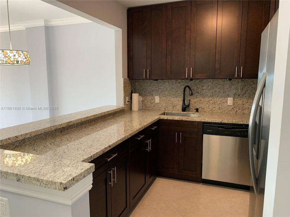 待售: $232,900 (1 贝兹, 1 浴室, 817 平方英尺)