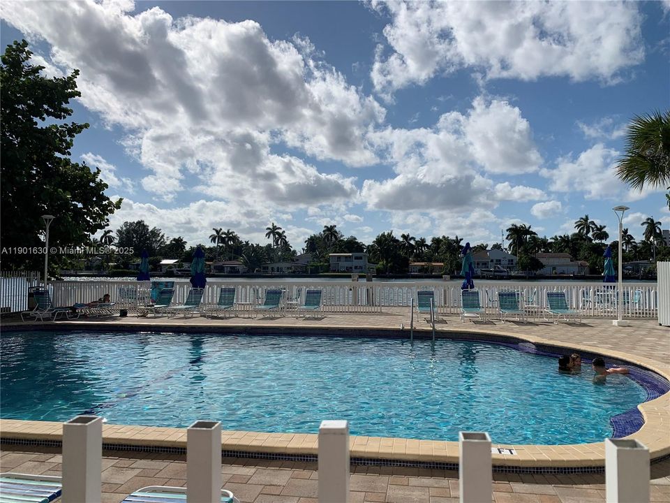 待售: $232,900 (1 贝兹, 1 浴室, 817 平方英尺)