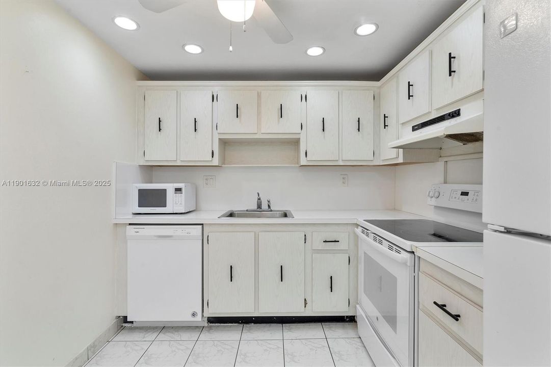 Recently Rented: $1,900 (1 beds, 1 baths, 1000 Square Feet)