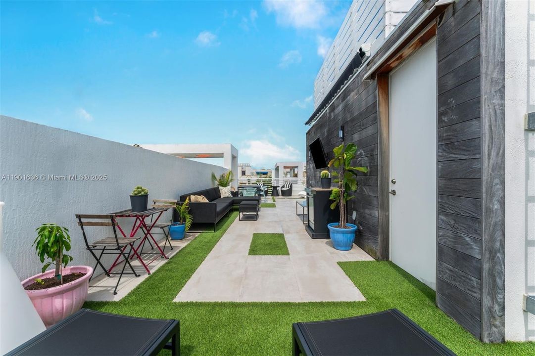 Recently Rented: $7,250 (2 beds, 2 baths, 1645 Square Feet)