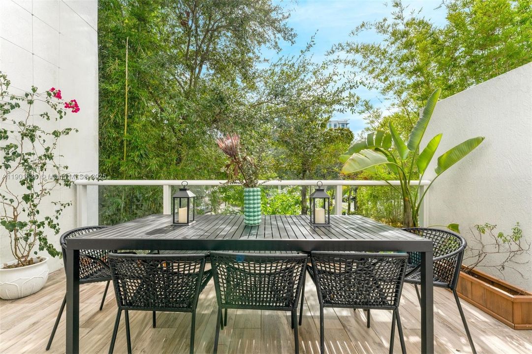 Recently Rented: $7,250 (2 beds, 2 baths, 1645 Square Feet)