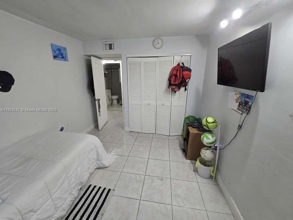 For Rent: $2,250 (2 beds, 2 baths, 896 Square Feet)