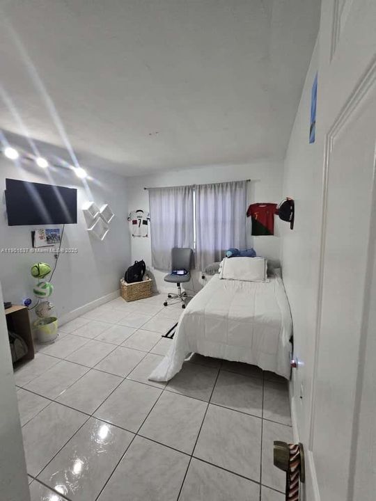 For Rent: $2,250 (2 beds, 2 baths, 896 Square Feet)