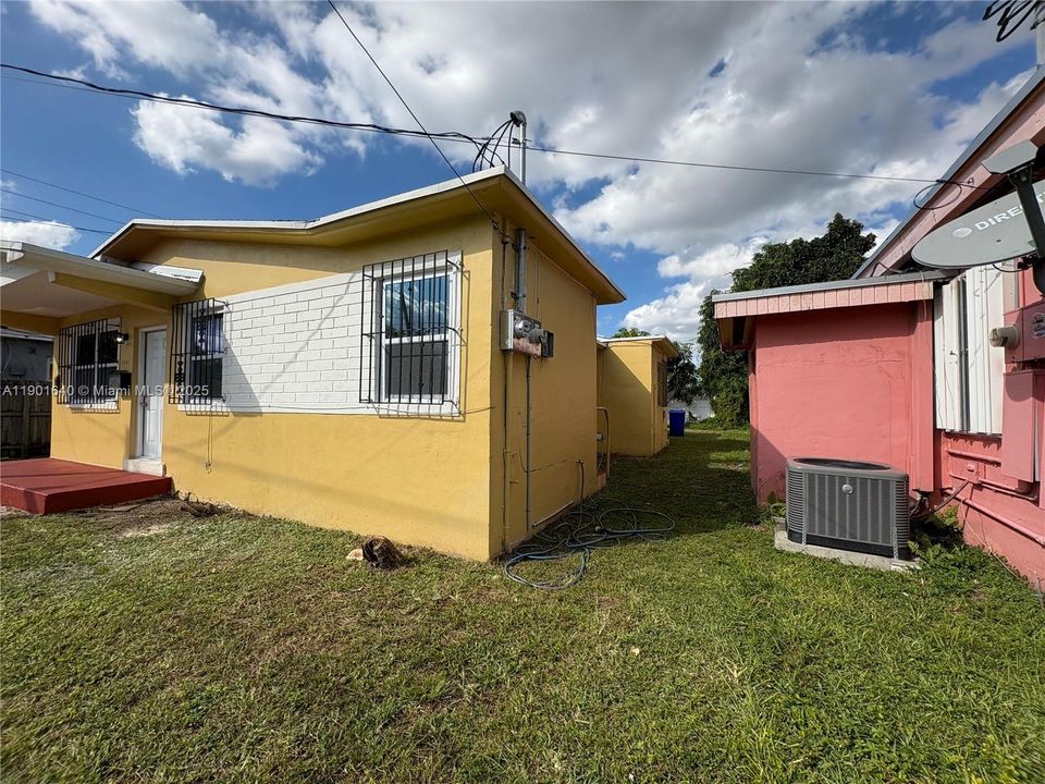 Active With Contract: $2,080 (2 beds, 1 baths, 1404 Square Feet)