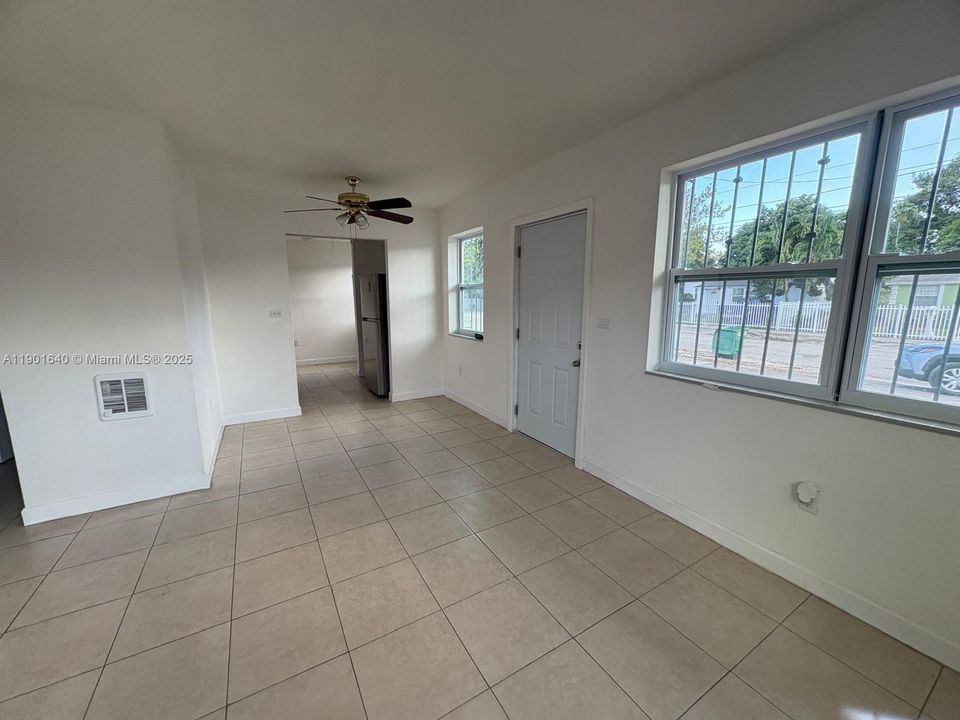 Active With Contract: $2,080 (2 beds, 1 baths, 1404 Square Feet)